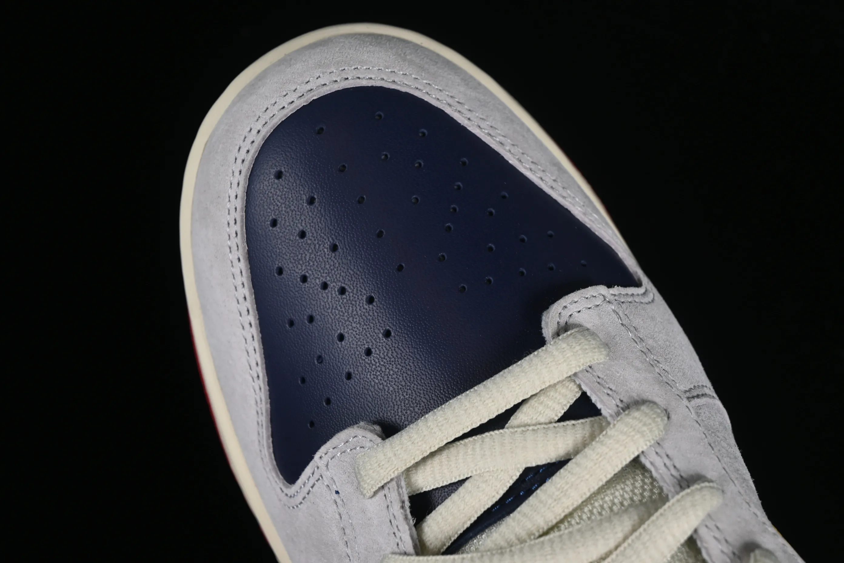 All Categories Nk SB Dunk Series Nk SB Dunk Low Low-top sneakers Foreign trade version Nk Dunk Low Rro "Old Spice" White, blue and gold SB low-top sports and leisure sneakers 304292-272